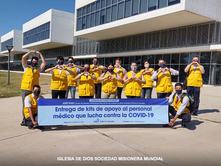 Entrega de kits de apoyo al personal médico que lucha contra la COVID-19