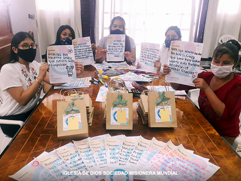 Entrega de kits de apoyo al personal médico que lucha contra la COVID-19