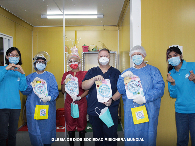 Entrega de kits de apoyo al personal médico que lucha contra la COVID-19