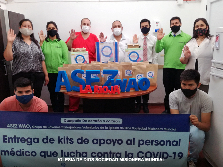Entrega de kits de apoyo al personal médico que lucha contra la COVID-19