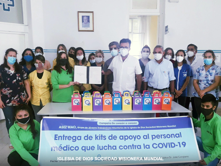 Entrega de kits de apoyo al personal médico que lucha contra la COVID-19