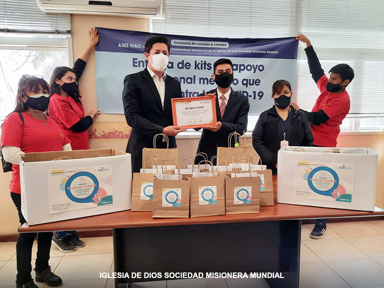 Entrega de kits de apoyo al personal médico que lucha contra la COVID-19