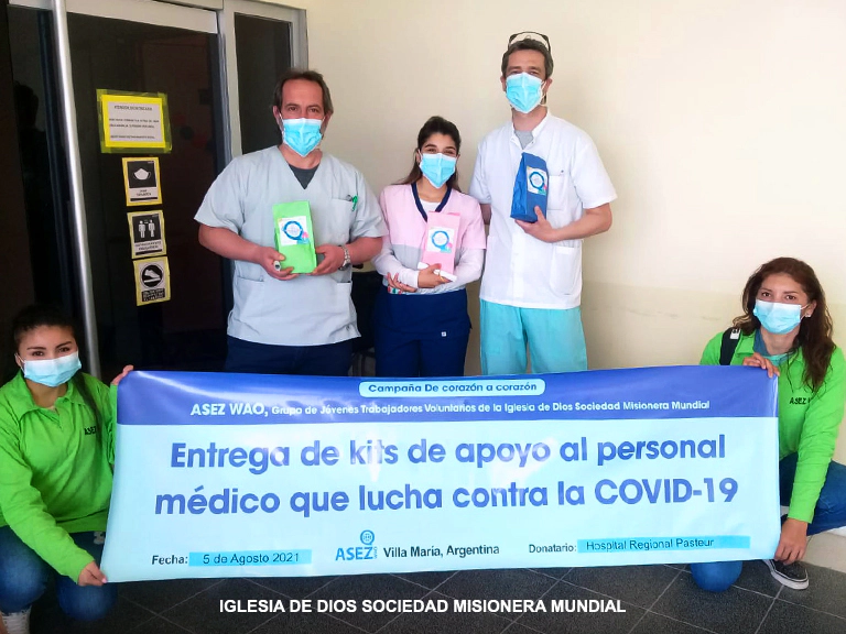 Entrega de kits de apoyo al personal médico que lucha contra la COVID-19