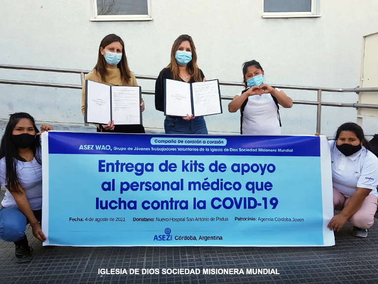Entrega de kits de apoyo al personal médico que lucha contra la COVID-19
