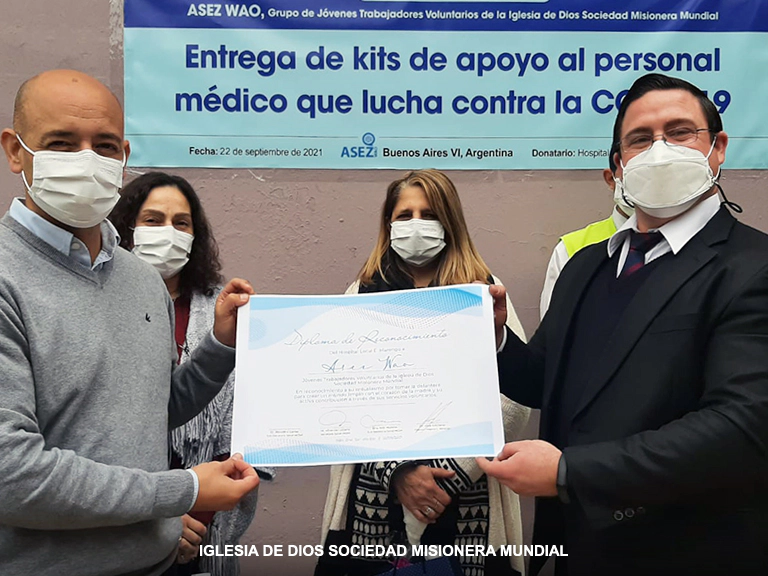 Entrega de kits de apoyo al personal médico que lucha contra la COVID-19